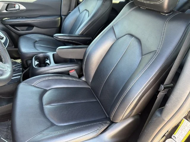 Used 2025 Black Chrysler Select image 32