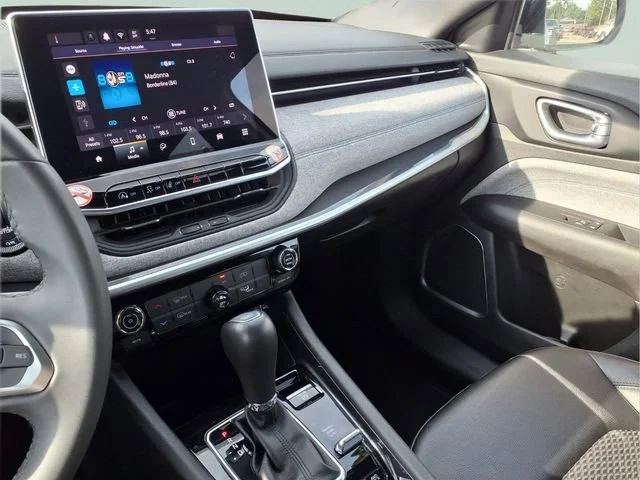 Used 2024  Jeep Latitude image 8