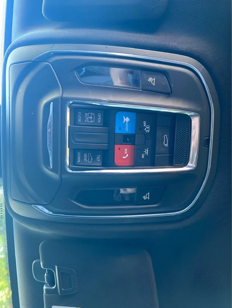 Used 2023 Red Jeep Altitude image 26