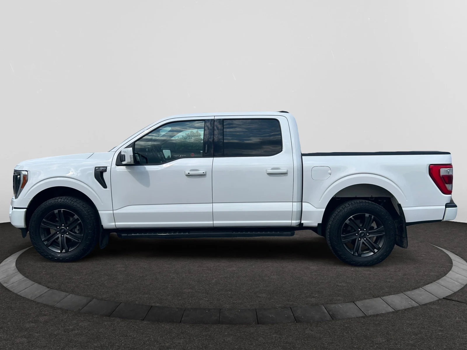 Used 2022 WHITE Ford LARIAT SuperCrew image 2