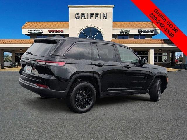 New 2026 Diamond Black Crystal Pearl-Coat Exterior Paint Jeep Laredo image 4