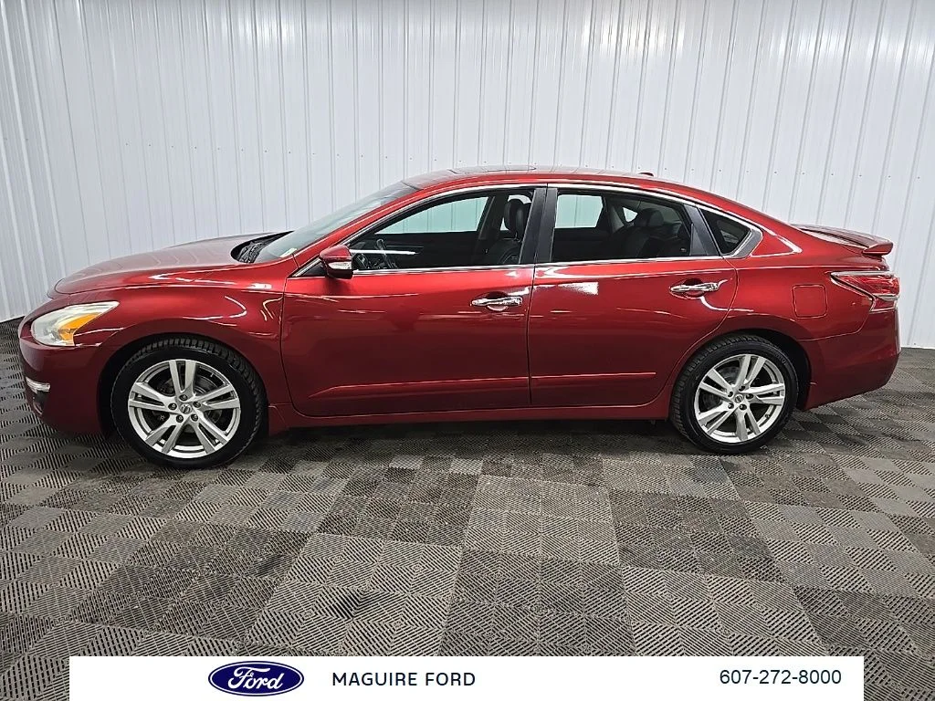 Used 2015 Red Nissan 3.5 SL image 5