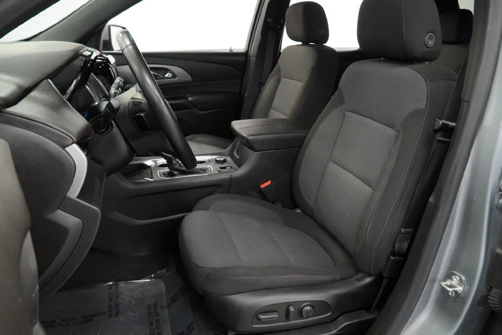 Used 2023 STERLING GRAY METALLIC Chevrolet LT Cloth image 4