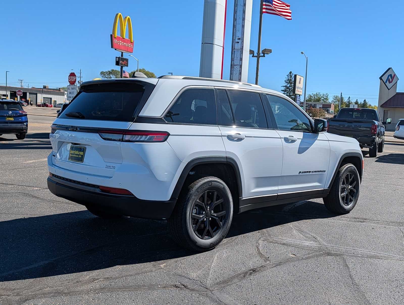 New 2026 Bright White Clear-Coat Exterior Paint Jeep Laredo Altitude image 7