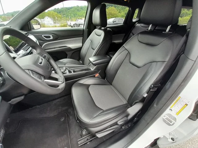 Used 2024 White Jeep Latitude image 33