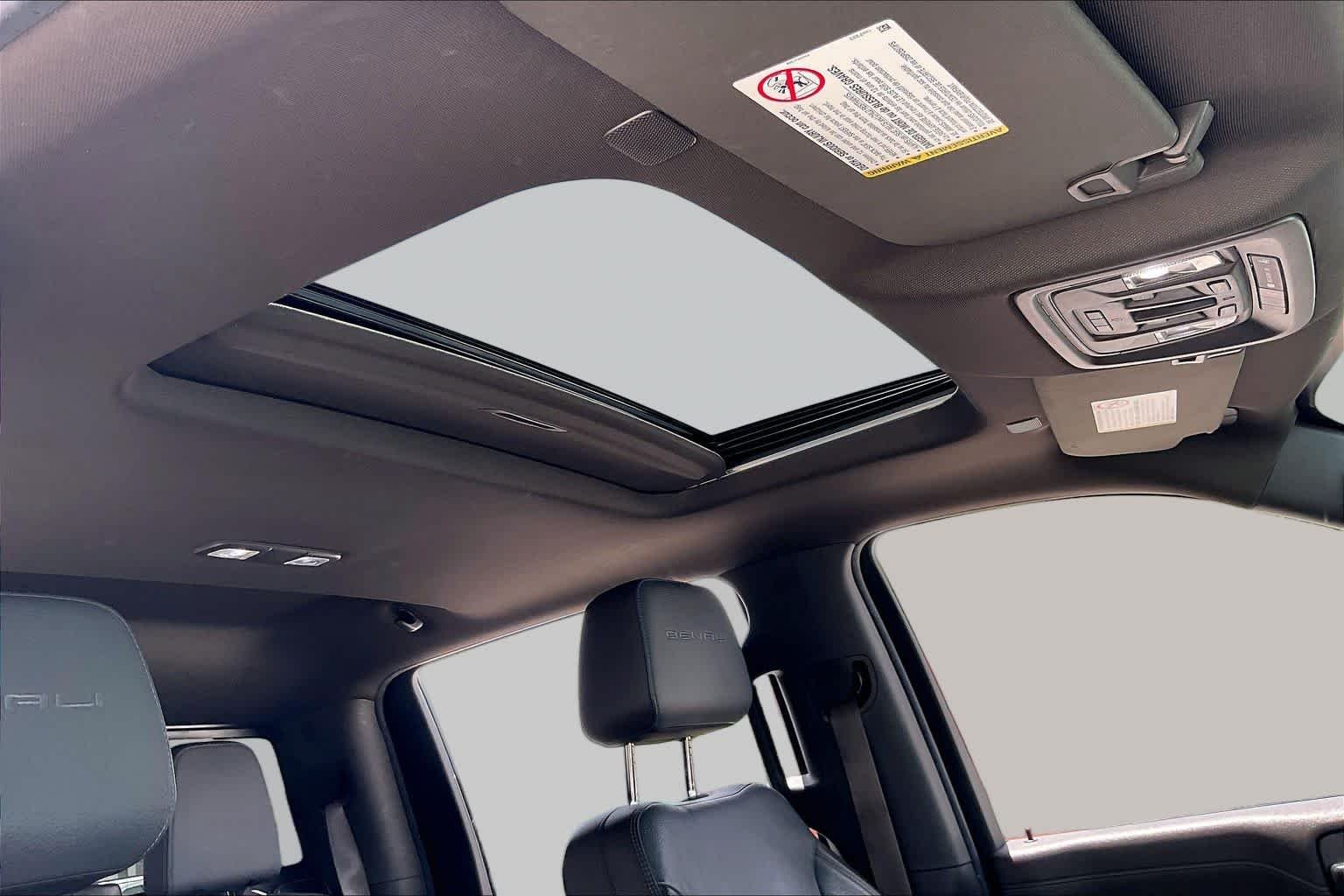 Used 2022 White Frost Tricoat GMC Denali image 13