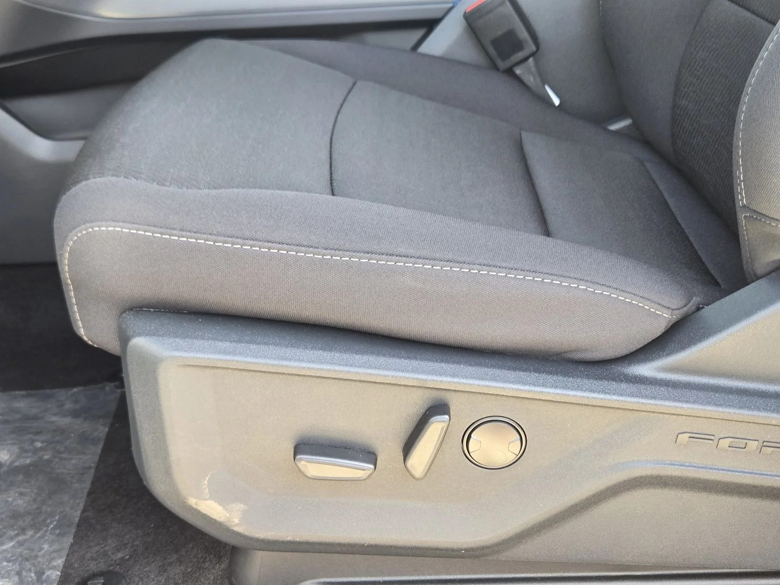 New 2026 Carbonized Gray Metallic Ford XLT image 16