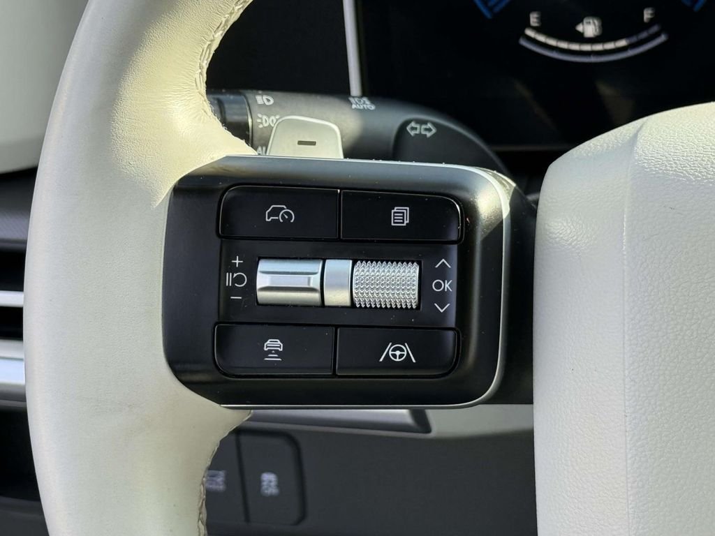 Used 2025 White Hyundai SEL image 23