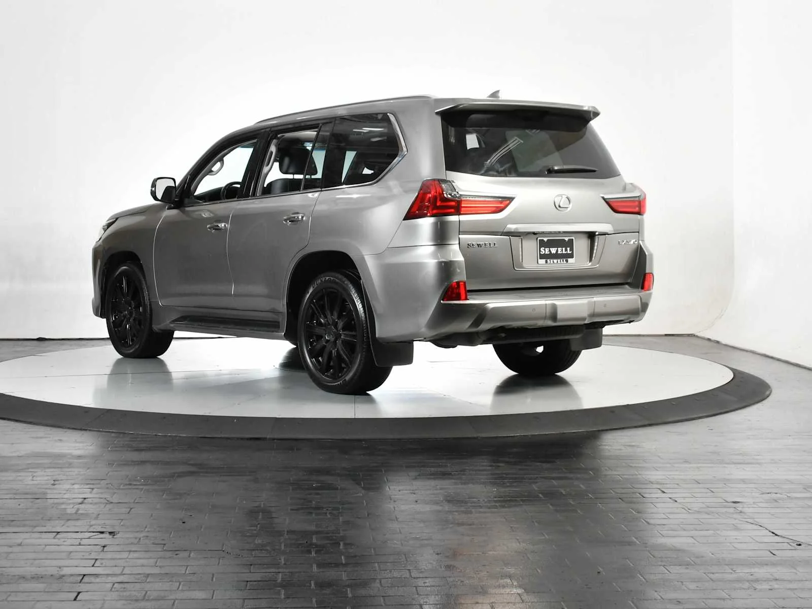 Used 2019 Atomic Silver Lexus  image 4