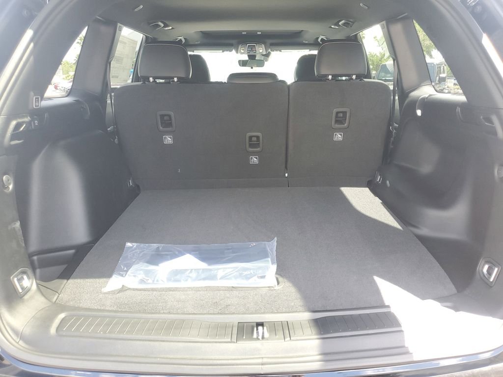 New 2026 Diamond Black Crystal Pearl-Coat Exterior Paint Jeep Laredo Altitude image 5