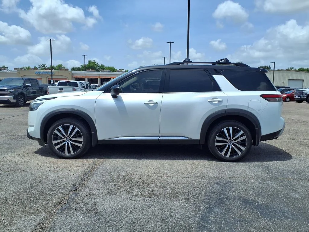 Used 2025 White Nissan Platinum image 21