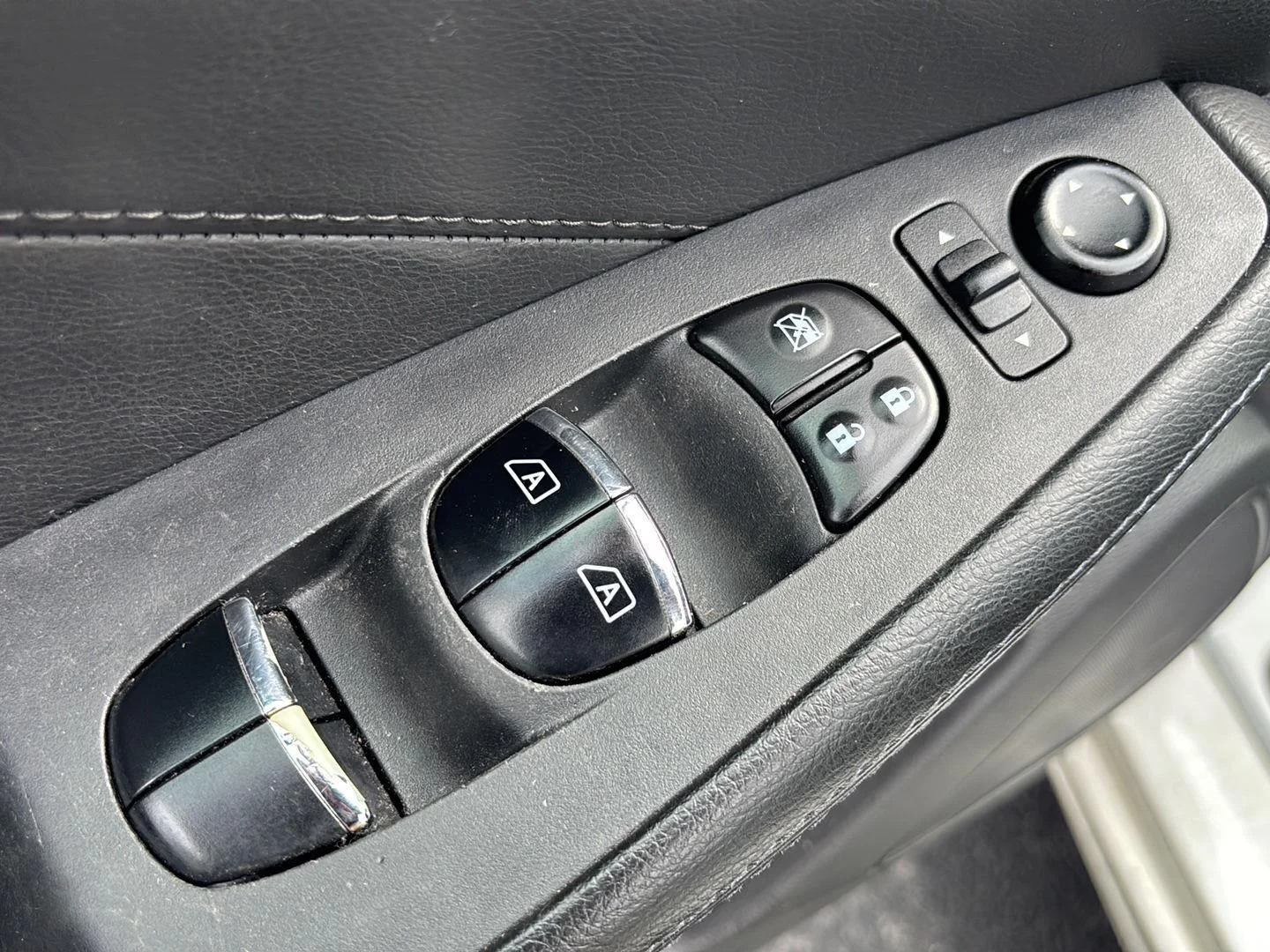 Used 2018 Pearl White Nissan S image 9