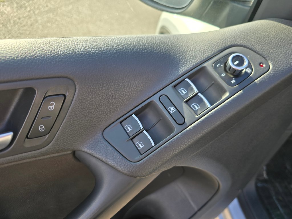 Used 2012 Silver Volkswagen SE image 24
