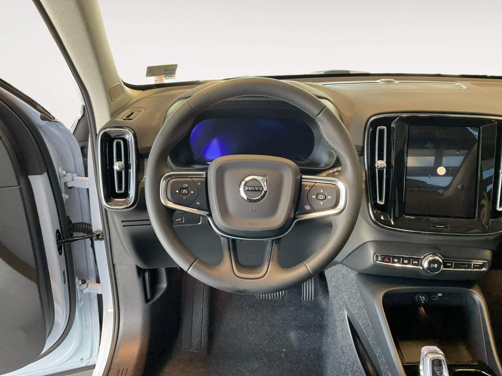 2026 Volvo XC40 Plus - Photo 12