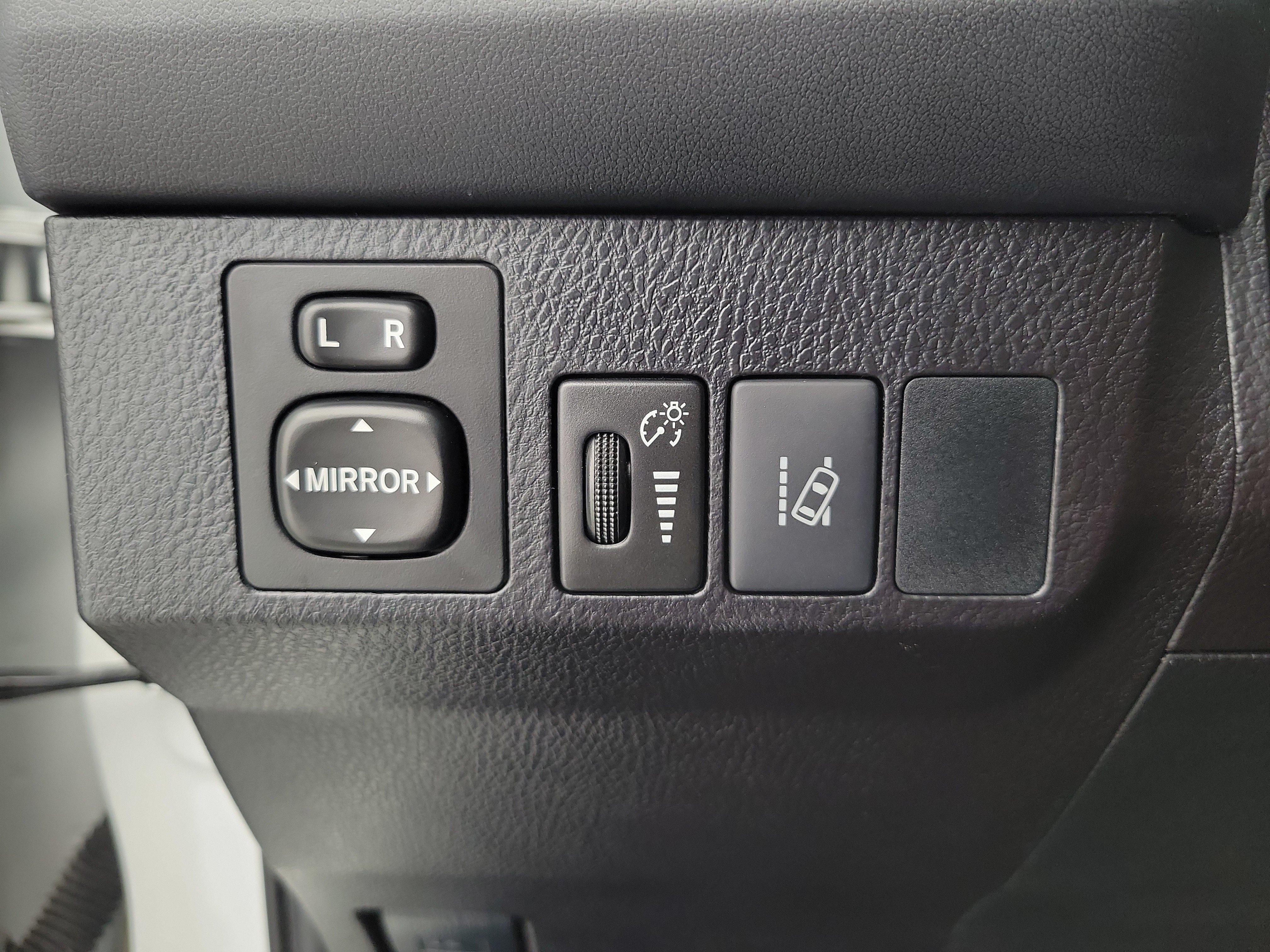 Used 2018 Super White Toyota LE image 31