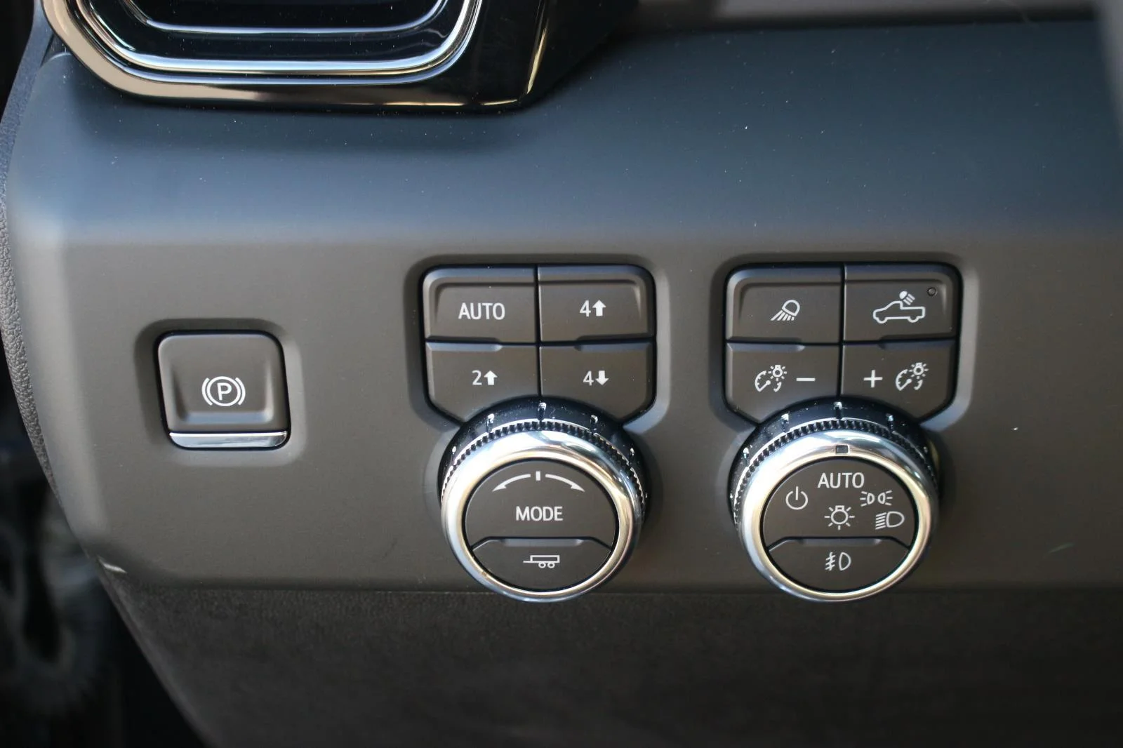 Used 2025 Onyx Black GMC AT4 image 32