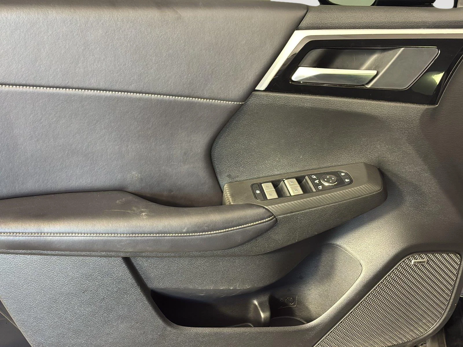 Used 2025 Black Diamond Mitsubishi SE image 18