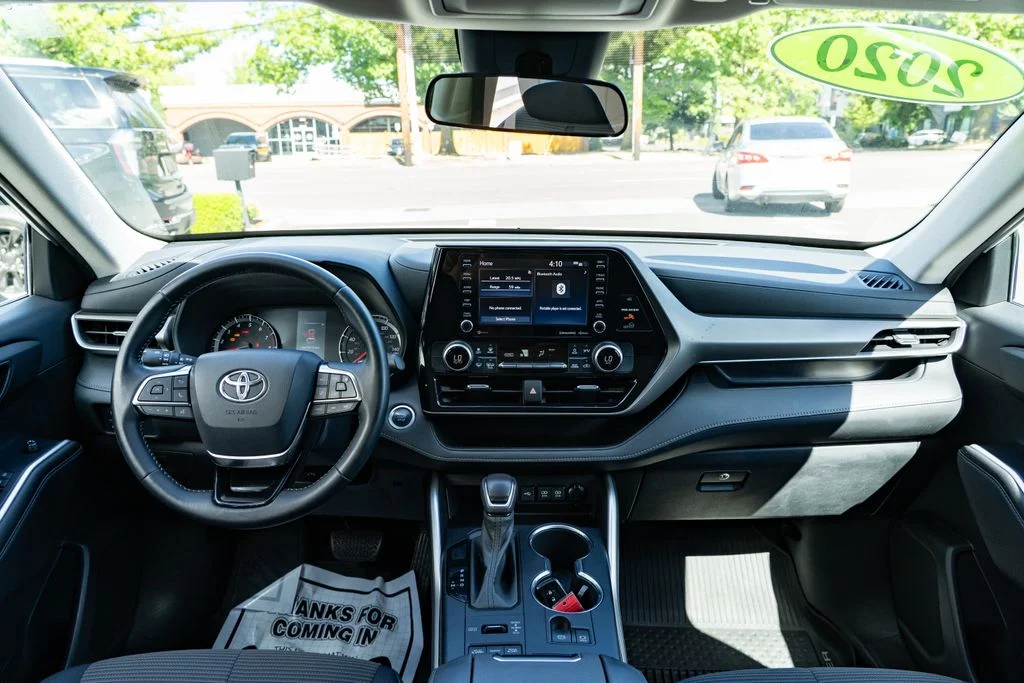 Used 2020 White Toyota LE image 10