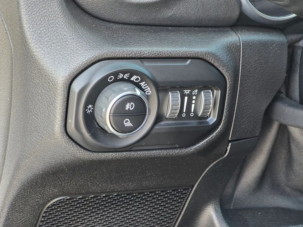 Certified Used 2020 White Jeep Overland image 39
