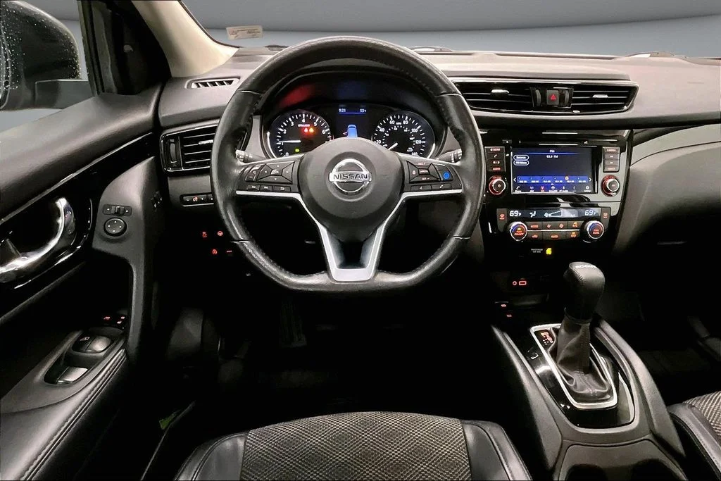Used 2022 Gray Nissan SV image 8