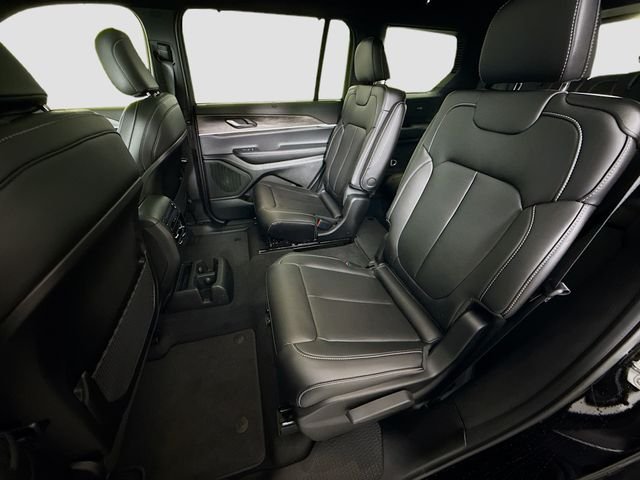 New 2025 Diamond Black Crystal Pearl-Coat Exterior Paint Jeep Limited image 24