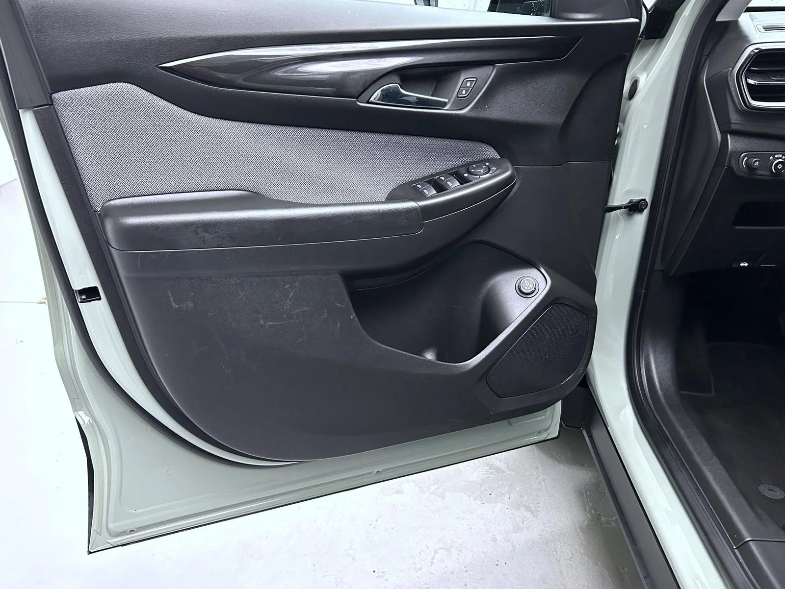Used 2025 Green Chevrolet LT image 9