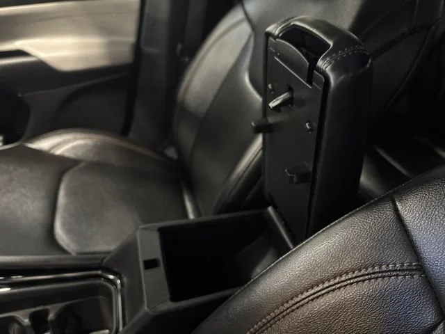 Used 2024  Jeep Limited image 32