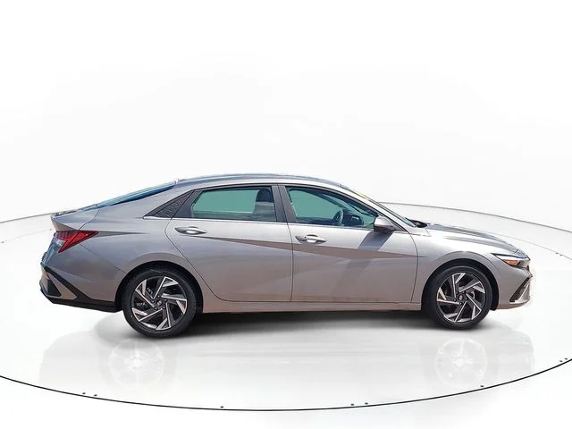 Used 2025  Hyundai SEL Convenience image 4