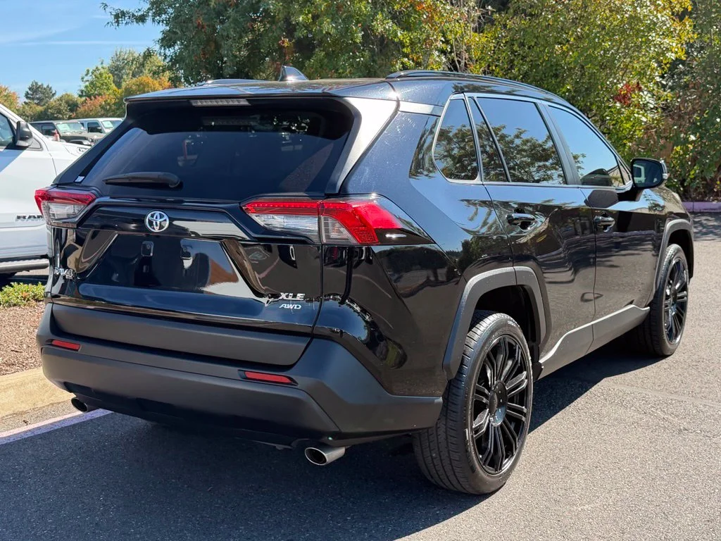 Used 2019 Midnight Black Metallic Toyota XLE Premium image 7