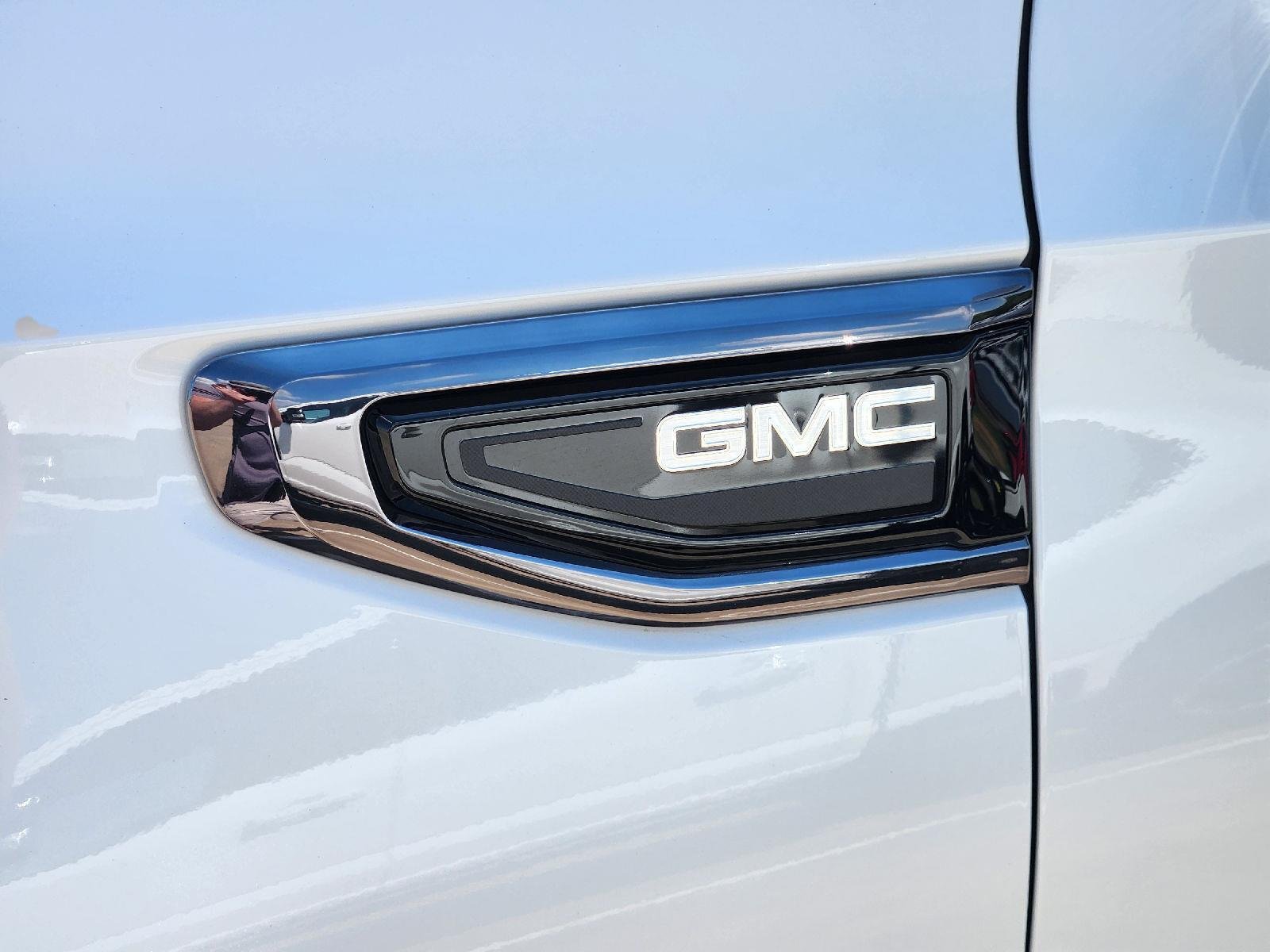 Used 2024 White Frost Tricoat GMC Denali Ultimate image 12
