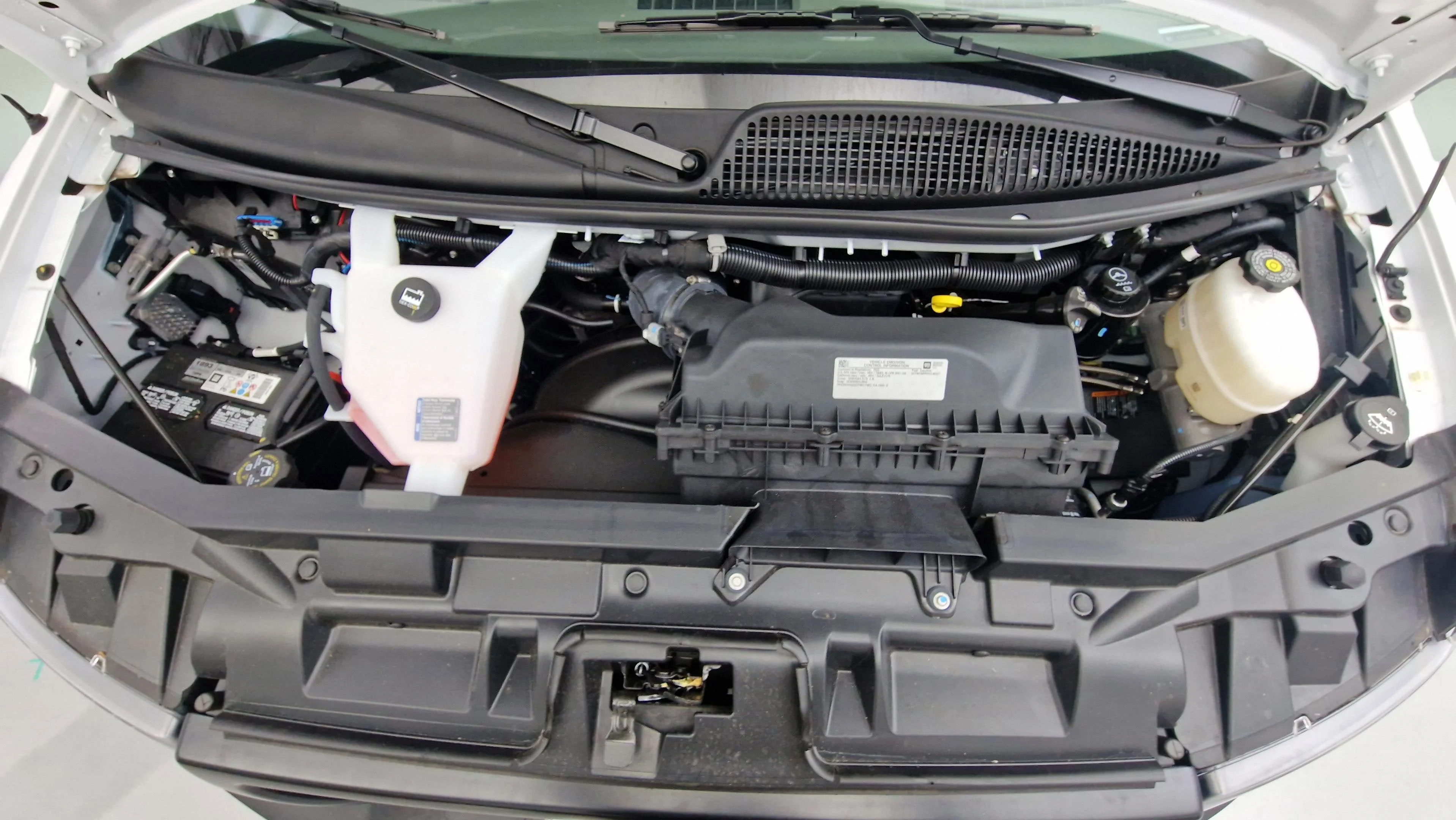 New 2025 Summit White GMC Work Van image 18