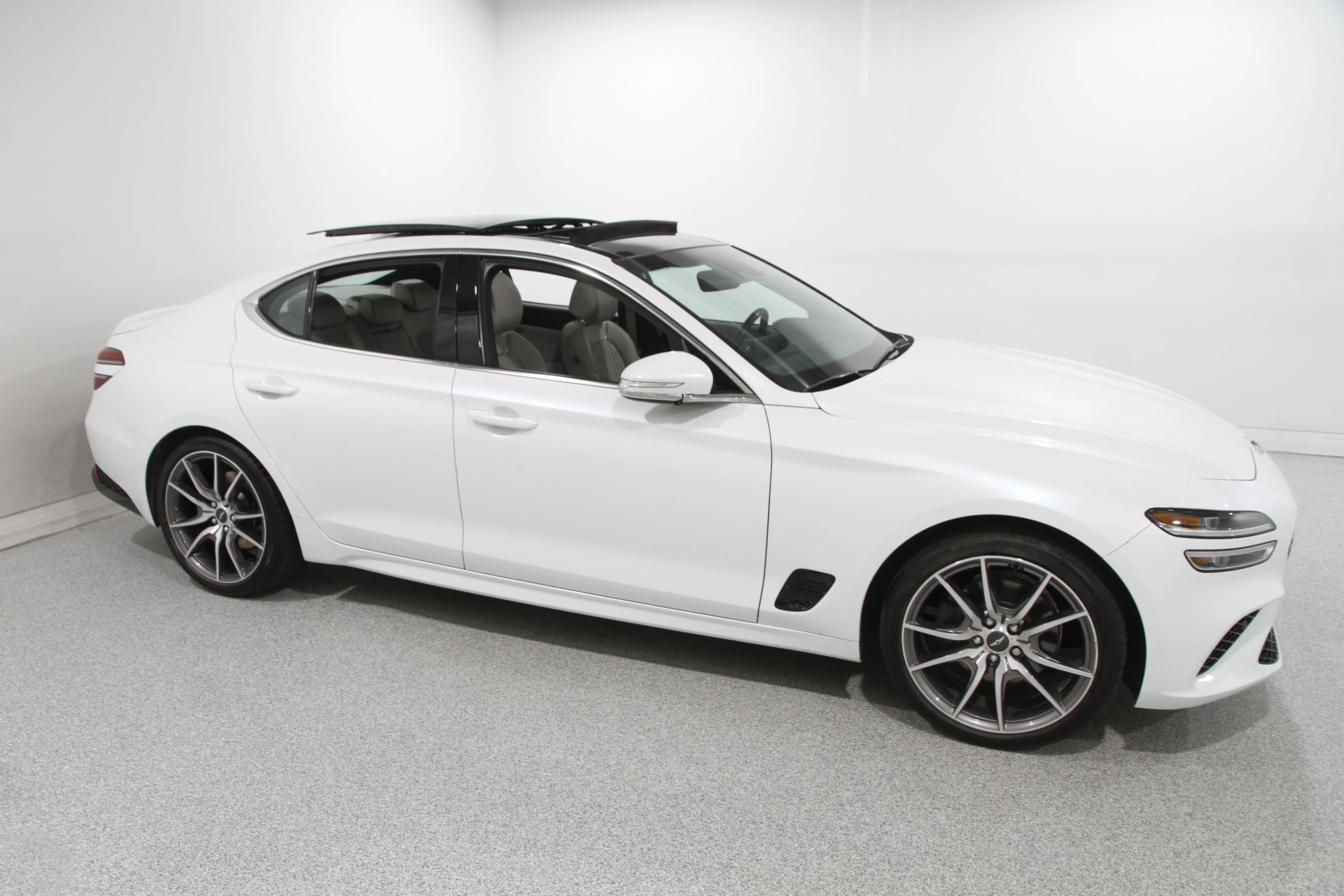 Used 2022 WHITE Genesis 2.0T image 1