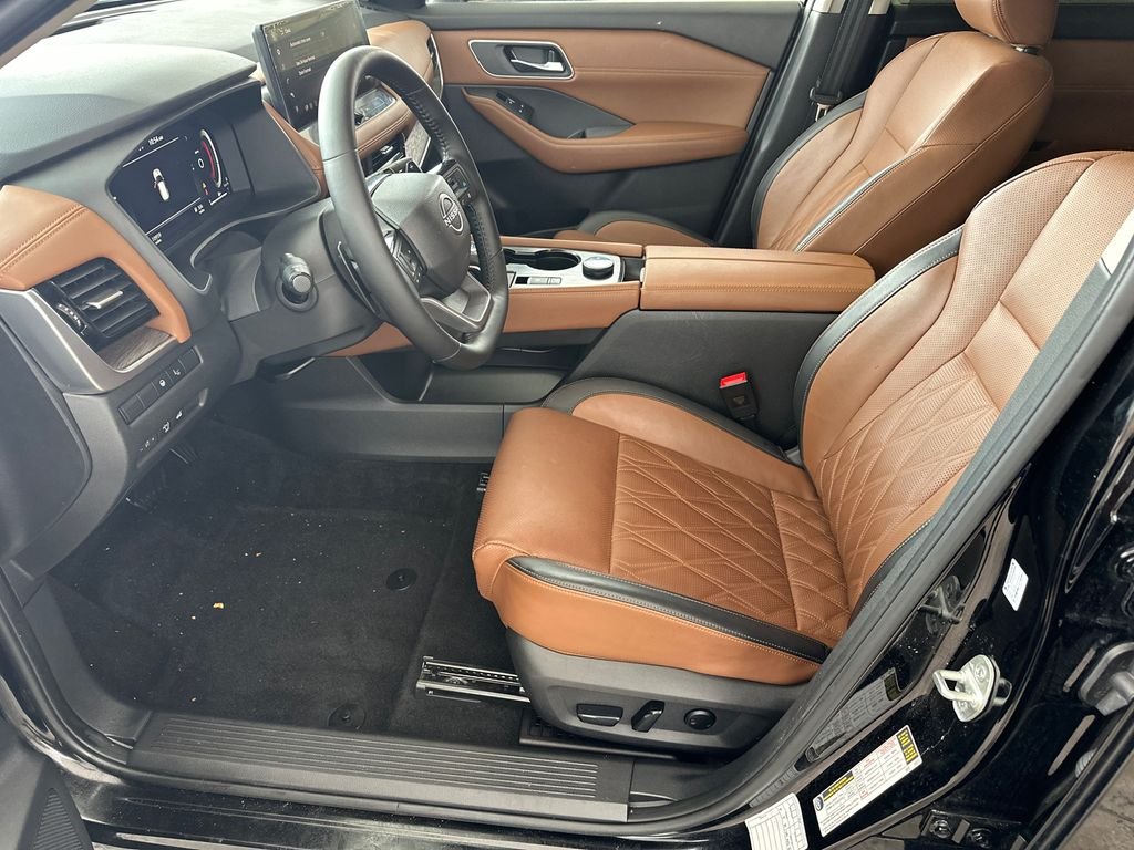 Used 2026 Black Nissan Platinum image 9