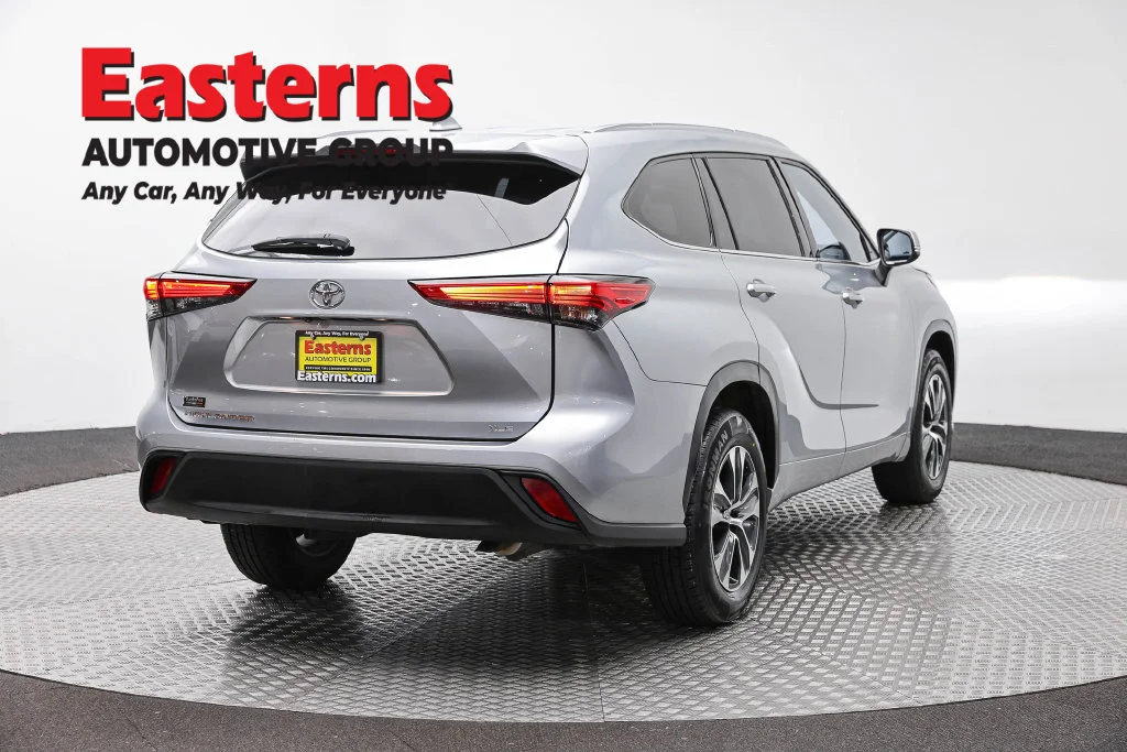 Used 2021 Silver Toyota XLE image 7