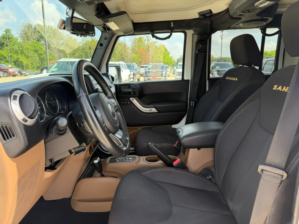 Used 2014 Bright White Clearcoat Jeep Sahara image 9
