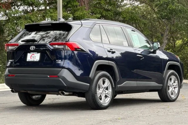 2025 Toyota RAV4 XLE - Photo 4