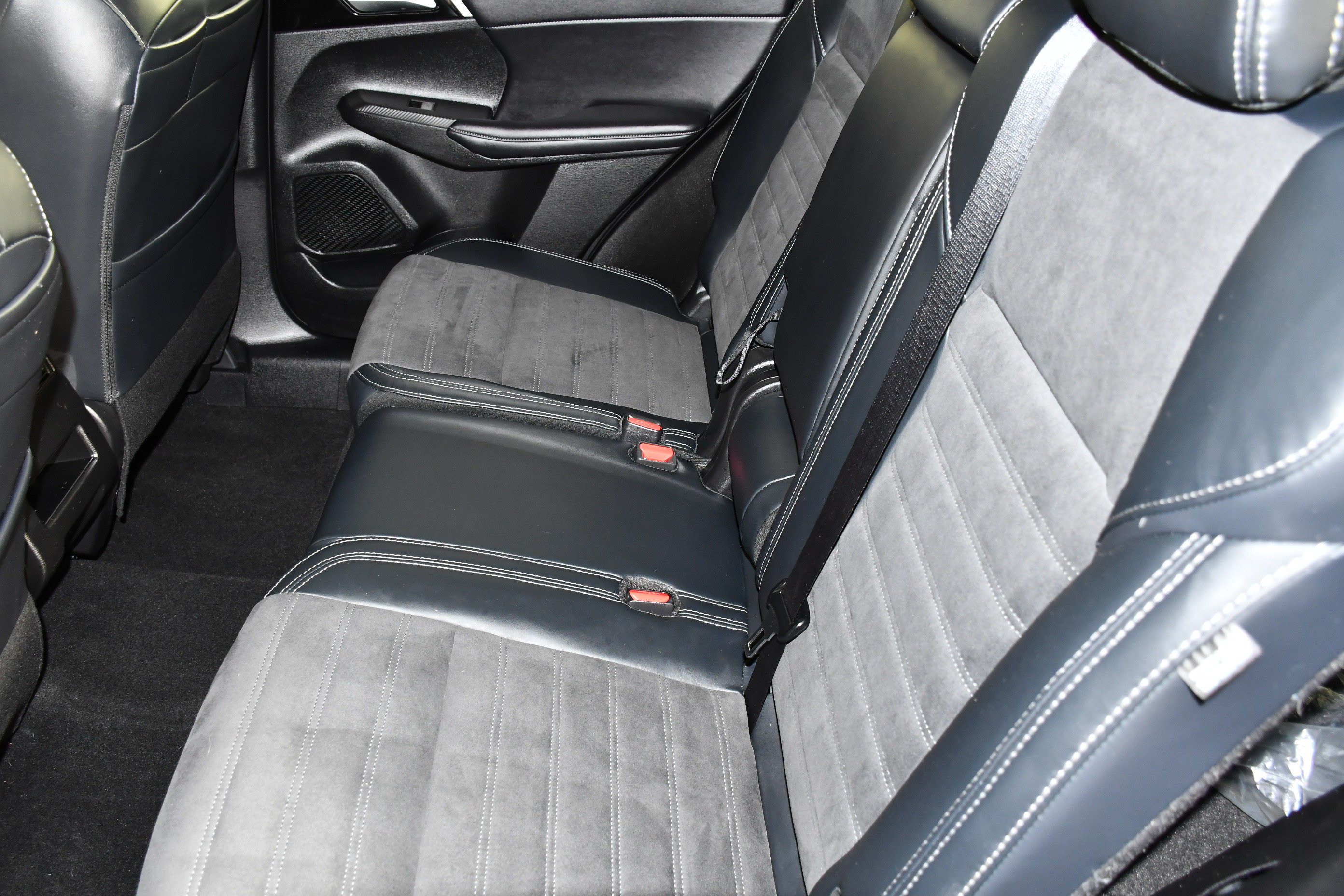 Certified Used 2024 Labrador Black Pearl Mitsubishi SE image 45