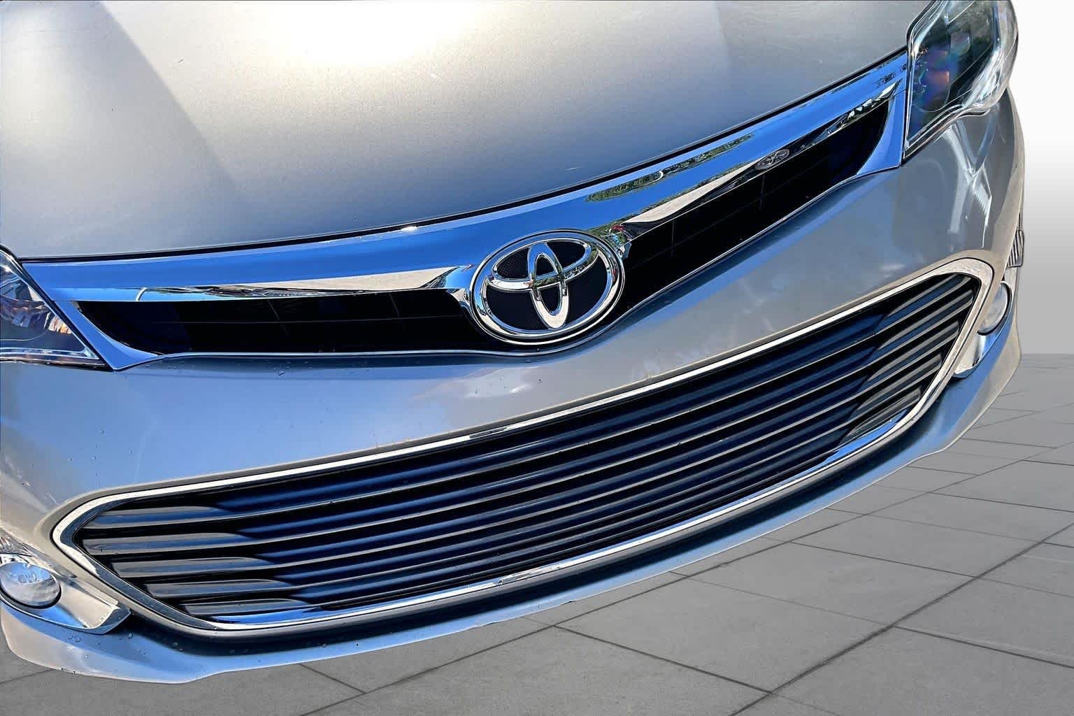 Used 2014 Creme Brulee Mica Toyota XLE image 29
