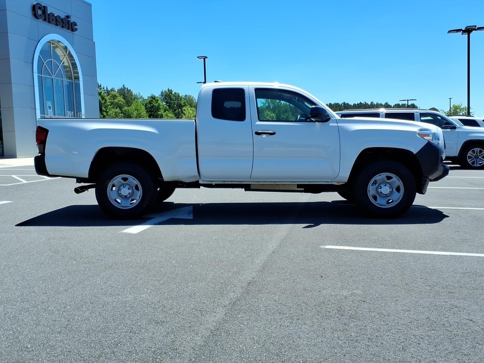 Used 2022 White Toyota SR image 9