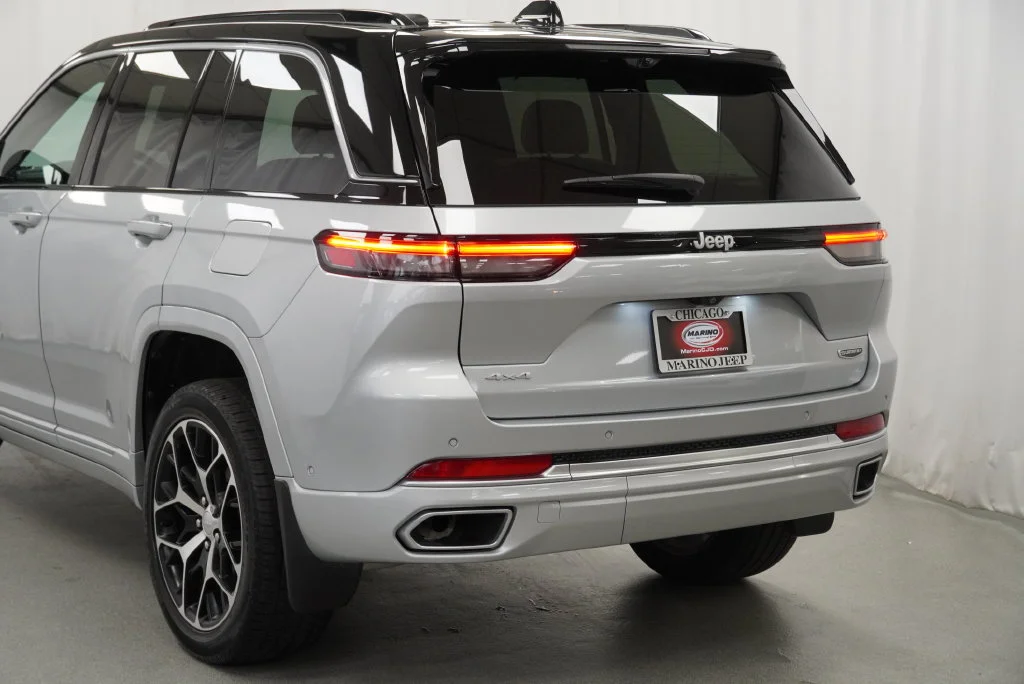 Used 2025 Silver Jeep Summit Reserve image 18