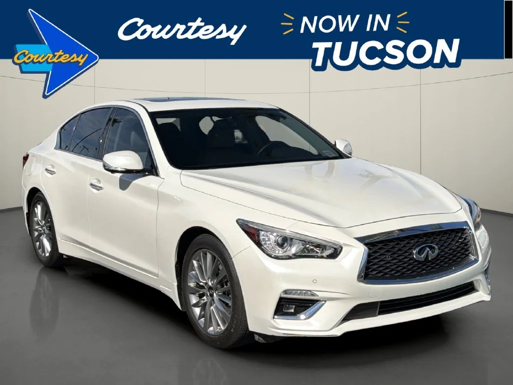 Used 2023 White INFINITI LUXE image 1