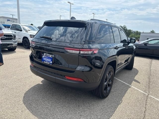 Used 2025 Diamond Black Crystal Pearlcoat Jeep Altitude X image 5
