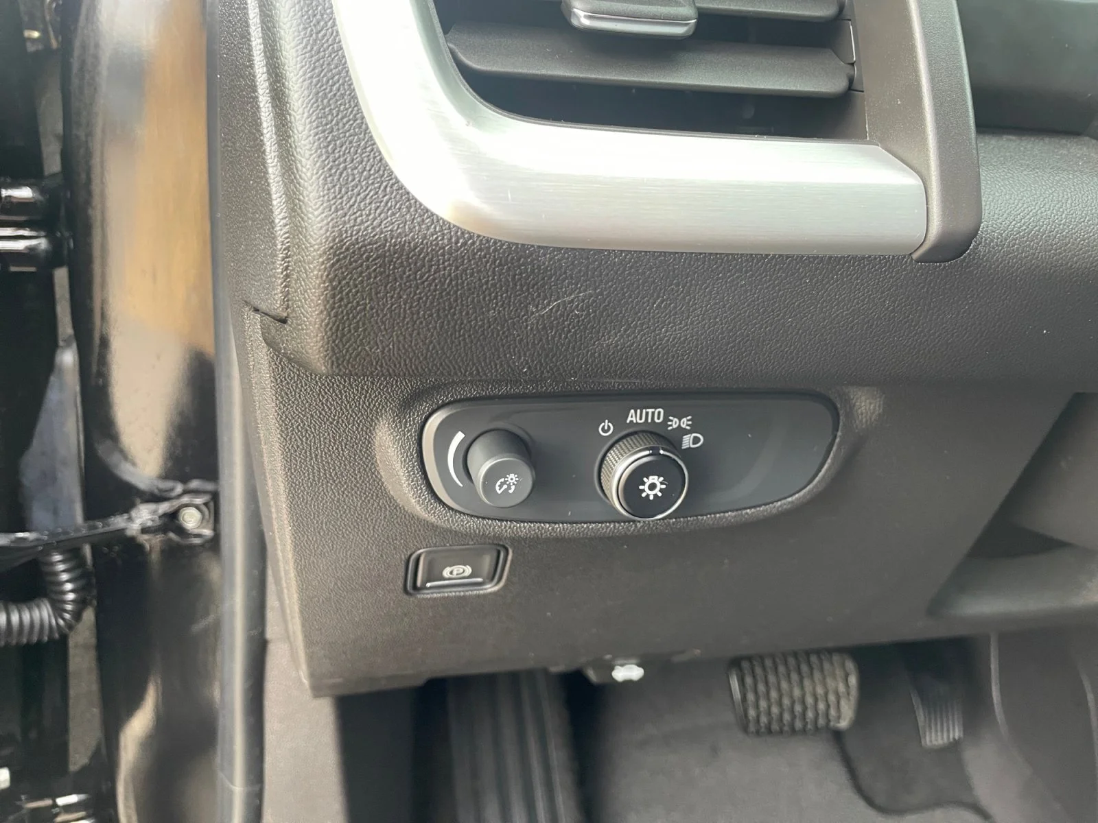Used 2024 Black GMC SLE AWD image 16