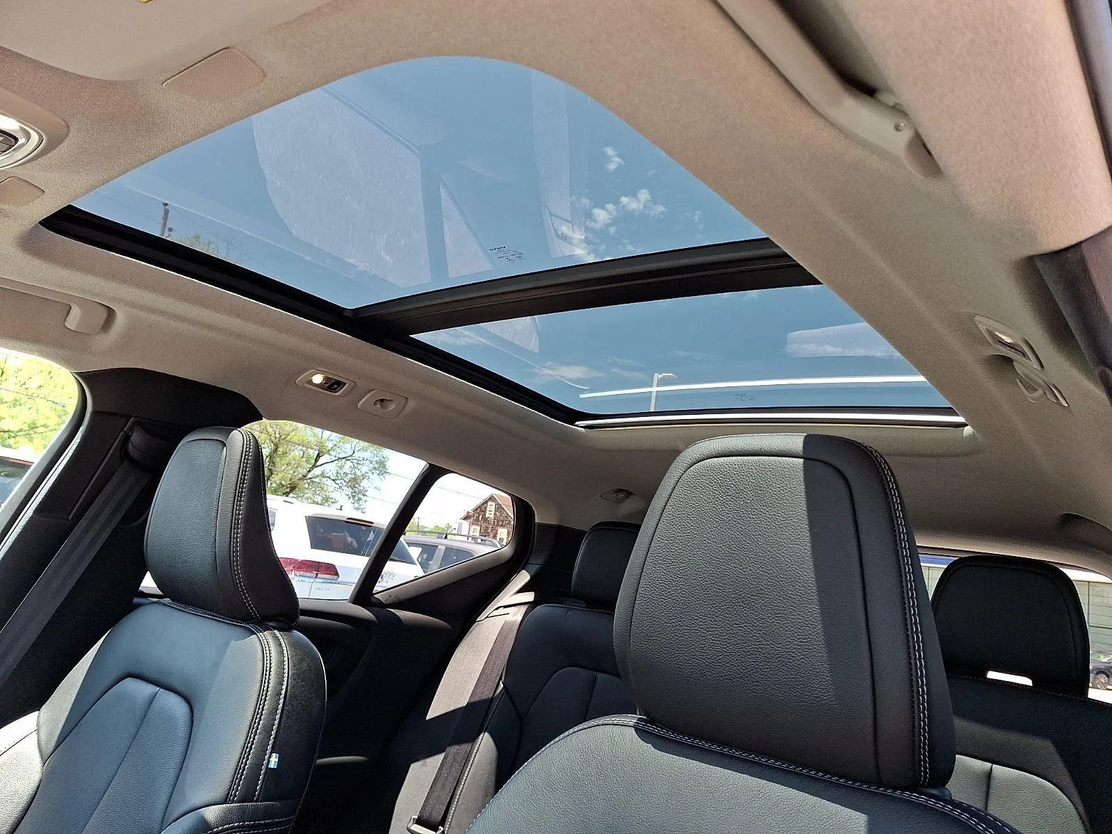 Used 2019 Bright Silver Metallic Volvo Momentum image 14