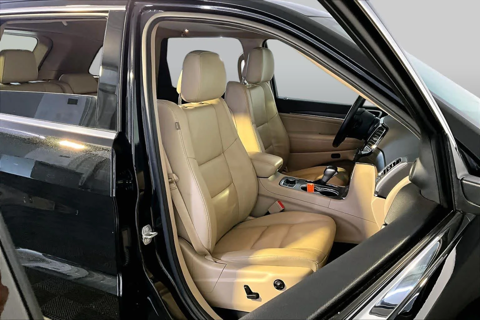 Used 2020 Diamond Black Crystal Pearlcoat Jeep Limited image 8