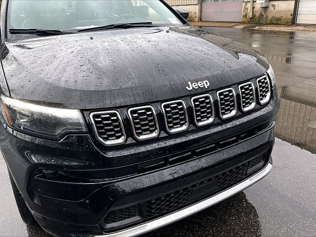 Used 2025 Diamond Black Crystal Pearlcoat Jeep Limited image 31