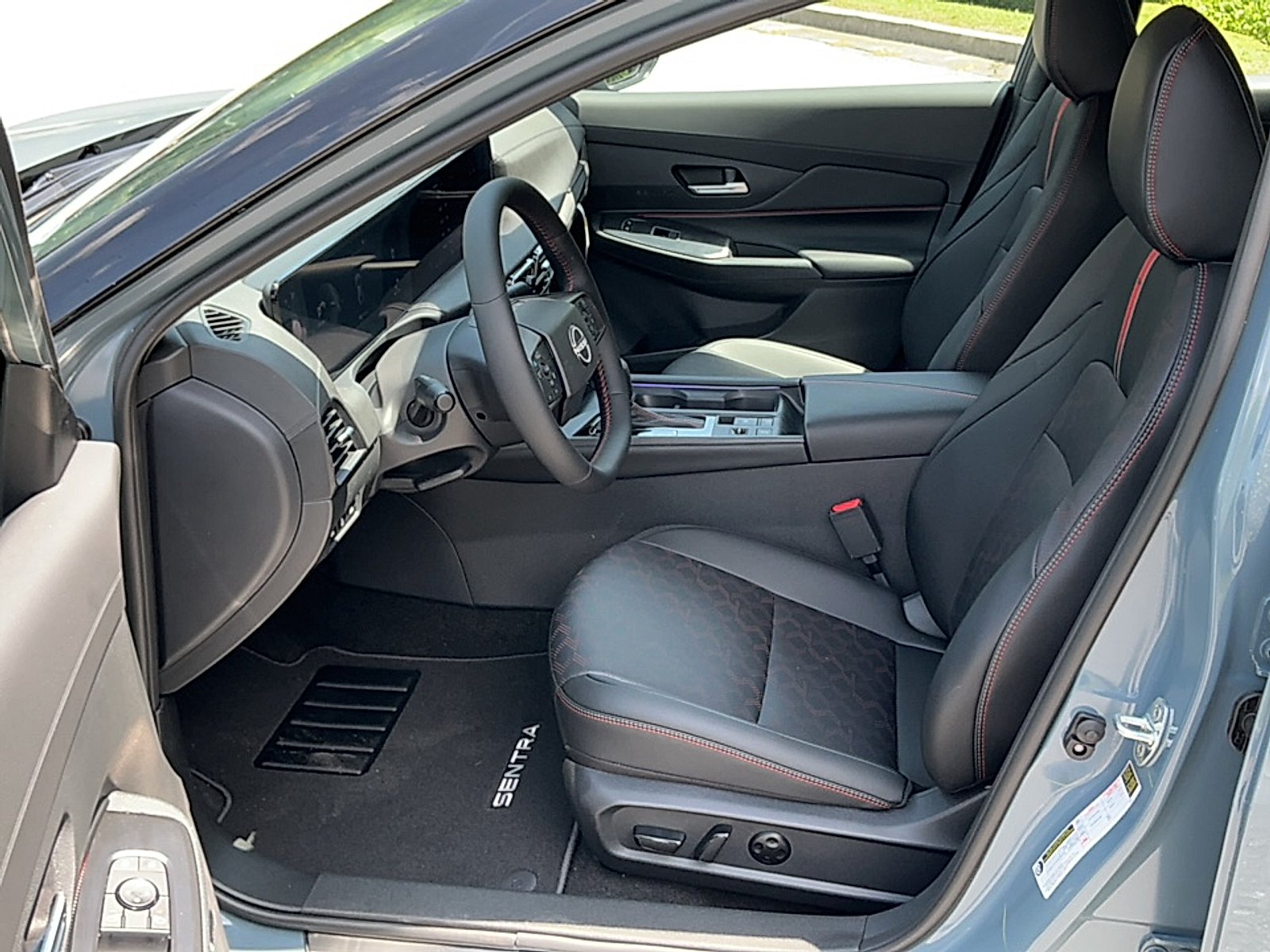 New 2026 Atlantic Gray Metallic/Super Black Nissan SR image 12