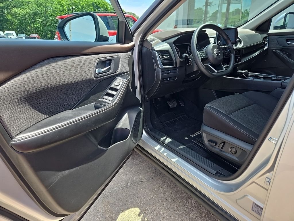 Used 2023 Silver Nissan SV image 29