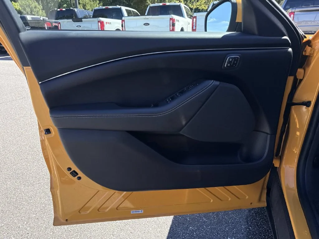 Used 2022 Orange Ford Select image 16
