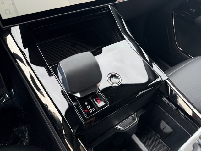 New 2026 Ostuni Pearl White Land Rover Dynamic SE image 24